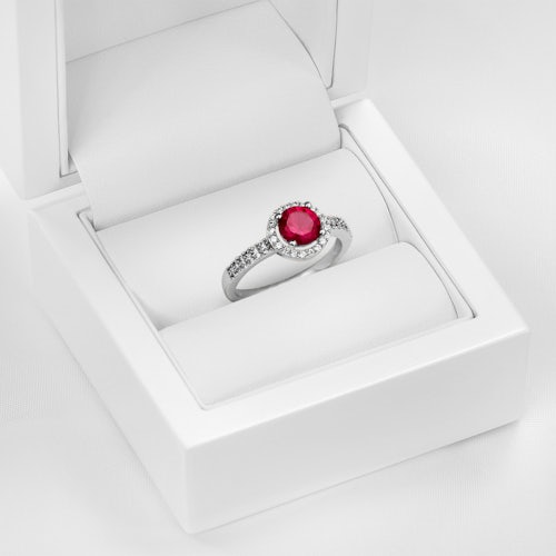 Pierścionek Red Passion: białe złoto, rubin